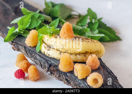 Il formaggio halloumi con giallo di lamponi. Non convenzionale di servire il formaggio halloumi. Azienda prodotto naturale. Foto Stock