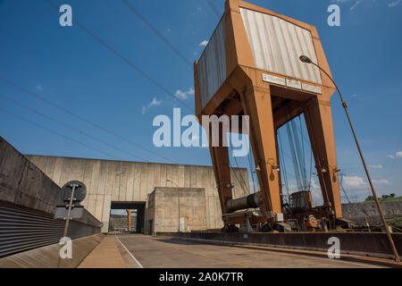 Strada all'interno di Itaipu idroelettrica e le sue macchine Foto Stock