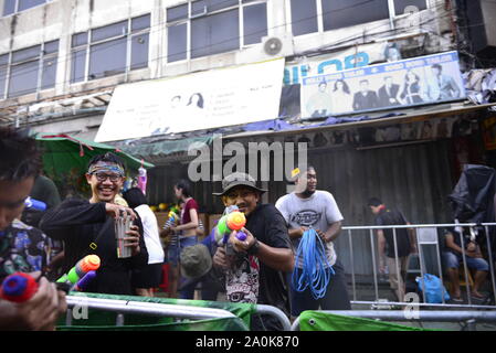 La gente celebra il Songkran festival Foto Stock