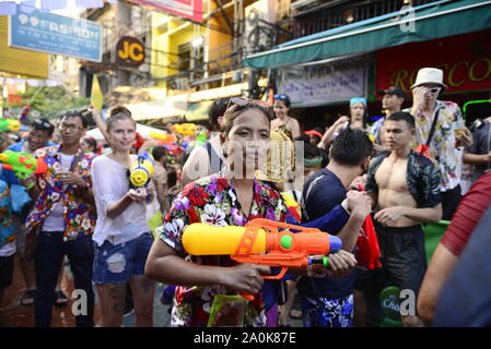 La gente celebra il Songkran festival Foto Stock