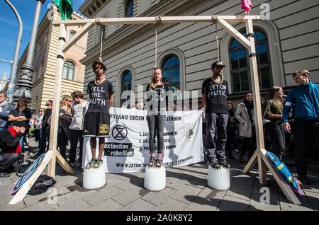 Monaco di Baviera, Germania. Xx Settembre, 2019. Membri della ribellione di estinzione gruppo di attivisti detenuti performing art dimostrazioni durante il clima globale sciopero a Monaco di Baviera, Germania. La giunzione di centinaia di altre città in tutto il mondo, oltre 40.000 assemblati a Koenigsplatz a Monaco di Baviera, Germania per chiedere giustizia climatica prima che sia troppo tardi. Iniziato da Greta Thunberg, il venerdì per il movimento futuro è diventato un fenomeno globale, con i giovani e giovani adulti dimostrando settimanale per esercitare pressione sui politici per istituire misure per salvare il pianeta prima che il danno è irreversibile. Gli scienziati essere Foto Stock