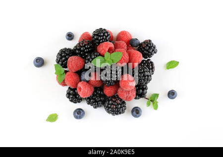 Frutti di bosco freschi. Lamponi, more e mirtilli con foglie di menta isolati su sfondo bianco. Vista superiore Foto Stock