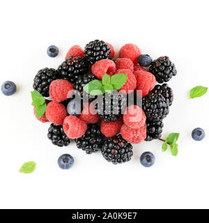 Frutti di bosco freschi. Lamponi, more e mirtilli con foglie di menta isolati su sfondo bianco. Vista superiore Foto Stock