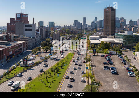 Montreal, CA - 19 Settembre 2019: il traffico su Viale Rene-Levesque, come visto da Jacques Cartier Bridge. Foto Stock