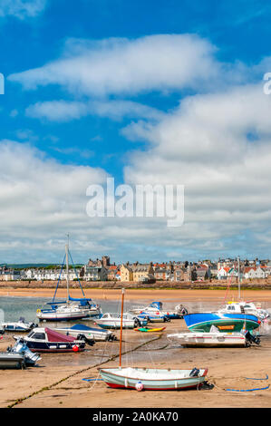 Barche sulla spiaggia di Elie in East Neuk di Fife. Foto Stock