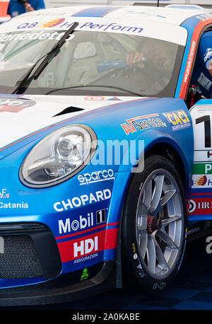 Circuito di Vallelunga, in Italia il 14 settembre 2019, Racing Porsche Carrera auto di colore blu vista laterale nel paddock mechanichs lavora vicino fino Foto Stock