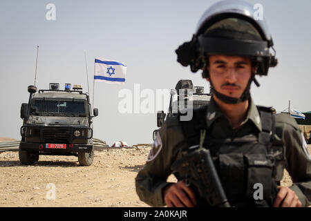 Gerusalemme, West Bank, Territorio palestinese. Xx Settembre, 2019. Attivisti palestinesi e i proprietari dei terreni in attesa bandiere palestinese e gridare durante una manifestazione di protesta contro un nuovo insediamento in Cisgiordania villaggio di Sawahra, ad est di Gerusalemme, 20 settembre 2019 Credit: Mosab doccia/immagini APA/ZUMA filo/Alamy Live News Foto Stock