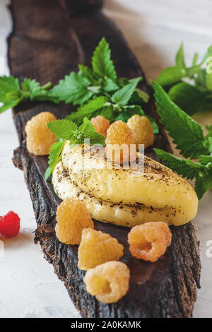 Il formaggio halloumi con giallo di lamponi. Non convenzionale di servire il formaggio halloumi. Azienda prodotto naturale. Foto Stock