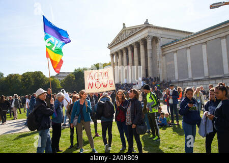 Monaco di Baviera, Germania. Xx Settembre, 2019. Popolo dimostrano come la solidarietà internazionale ' movimento di venerdì per futuro ' sulla Königsplatz per salvare il clima a Monaco di Baviera, Germania, il 20 settembre 2019. Credito: Peter Schatz/Alamy Live News Foto Stock