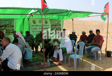 Gerusalemme, West Bank, Territorio palestinese. Xx Settembre, 2019. Attivisti palestinesi e i proprietari dei terreni in attesa bandiere palestinese e gridare durante una manifestazione di protesta contro un nuovo insediamento in Cisgiordania villaggio di Sawahra, ad est di Gerusalemme, 20 settembre 2019 Credit: Mosab doccia/immagini APA/ZUMA filo/Alamy Live News Foto Stock