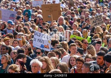 Monaco di Baviera, Germania. Xx Settembre, 2019. Popolo dimostrano come la solidarietà internazionale ' movimento di venerdì per futuro ' sulla Königsplatz per salvare il clima a Monaco di Baviera, Germania, il 20 settembre 2019. Credito: Peter Schatz/Alamy Live News Foto Stock