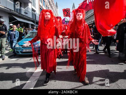 Monaco di Baviera, Germania. Xx Settembre, 2019. Vestito in costume rosso, membri della ribellione di estinzione gruppo di attivisti detenuti performing art dimostrazioni durante il clima globale sciopero a Monaco di Baviera, Germania. La giunzione di centinaia di altre città in tutto il mondo, oltre 40.000 assemblati a Koenigsplatz a Monaco di Baviera, Germania alla domanda "clima di giustizia prima che sia troppo tardi". Credito: Sachelle Babbar/ZUMA filo/Alamy Live News Foto Stock
