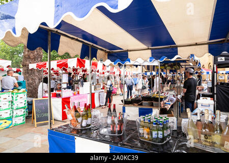 LONDON, Regno Unito - 13 Luglio 2019: Sabato mercato alimentare a Duke of York Square ha attirato le persone con deliziosa area-originati producono, affettati e artigianale Foto Stock