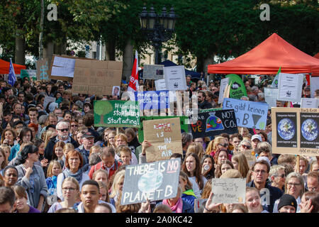 Francoforte, Germania. Xx Settembre 2019. Migliaia di manifestanti stand con self-made segni ascoltare gli altoparlanti al rally di apertura. Oltre 20.000 giovani hanno marciato attraverso Francoforte per protestare contro il cambiamento climatico e per l' introduzione di misure contro di essa. La protesta era parte di un clima globale sciopero che ha avuto luogo in tutto il mondo, compresi in oltre 500 città in Germania. Foto Stock