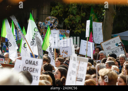 Francoforte, Germania. Xx Settembre 2019. Migliaia di manifestanti stand con self-made segni ascoltare gli altoparlanti al rally di apertura. Oltre 20.000 giovani hanno marciato attraverso Francoforte per protestare contro il cambiamento climatico e per l' introduzione di misure contro di essa. La protesta era parte di un clima globale sciopero che ha avuto luogo in tutto il mondo, compresi in oltre 500 città in Germania. Foto Stock