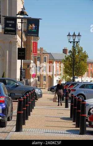 Poundbury, UK. Xx Settembre 2019. Regno Unito Meteo. Le persone godono di caldo sole autunnale in regina madre Square, Poundbury. Credito: stuart fretwell/Alamy Live News Foto Stock