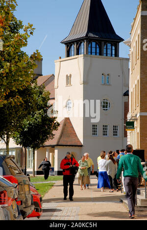 Poundbury, UK. Xx Settembre 2019. Regno Unito Meteo. Le persone godono di caldo sole autunnale in regina madre Square, Poundbury. Credito: stuart fretwell/Alamy Live News Foto Stock