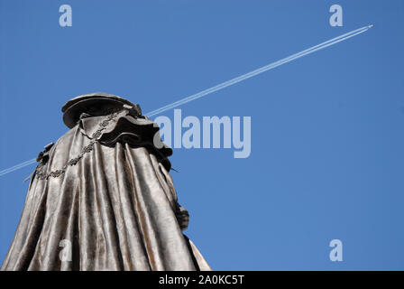 Poundbury, UK. Xx Settembre 2019. Regno Unito Meteo. Un aereo jet attraversa il cielo blu chiaro, al di sopra della statua della regina madre nella soleggiata Poundbury. Credito: stuart fretwell/Alamy Live News Foto Stock