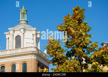 Poundbury, UK. Xx Settembre 2019. Regno Unito Meteo. Lascia girare-colore nel caldo sole autunnale in regina madre Square, Poundbury. Credito: stuart fretwell/Alamy LIve News Foto Stock