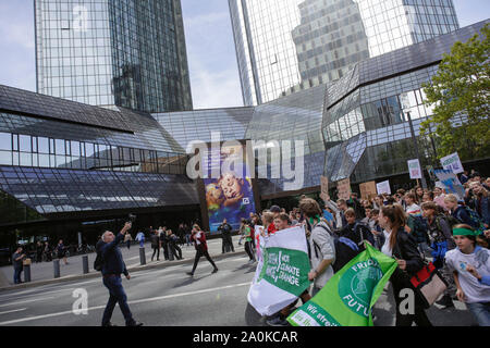 Francoforte, Germania. Xx Settembre 2019. I manifestanti marzo passato la sede della Deutsche Bank. Oltre 20.000 giovani hanno marciato attraverso Francoforte per protestare contro il cambiamento climatico e per l' introduzione di misure contro di essa. La protesta era parte di un clima globale sciopero che ha avuto luogo in tutto il mondo, compresi in oltre 500 città in Germania. Foto Stock