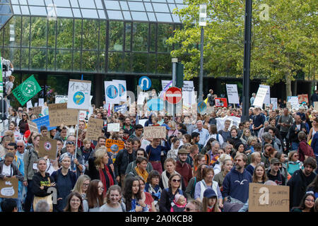 Francoforte, Germania. Xx Settembre 2019. Migliaia di manifestanti marzo attraverso il centro della città di Francoforte sul Meno che trasportano self made segni. Oltre 20.000 giovani hanno marciato attraverso Francoforte per protestare contro il cambiamento climatico e per l' introduzione di misure contro di essa. La protesta era parte di un clima globale sciopero che ha avuto luogo in tutto il mondo, compresi in oltre 500 città in Germania. Foto Stock