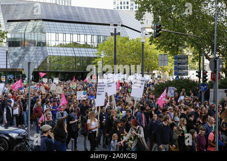 Francoforte, Germania. Xx Settembre 2019. Migliaia di manifestanti marzo attraverso il centro della città di Francoforte sul Meno che trasportano self made segni. Oltre 20.000 giovani hanno marciato attraverso Francoforte per protestare contro il cambiamento climatico e per l' introduzione di misure contro di essa. La protesta era parte di un clima globale sciopero che ha avuto luogo in tutto il mondo, compresi in oltre 500 città in Germania. Foto Stock