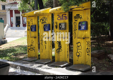 Atene Grecia Graffitied cabine telefoniche al di fuori del Museo Nazionale di Storia Foto Stock