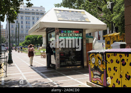 Atene Grecia Piazza Syntagma Man a moneta chiosco di Exchange Foto Stock