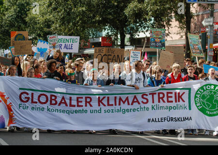 Francoforte, Germania. Xx Settembre 2019. I manifestanti portano il 'Global clima sciopero" banner nella parte anteriore del marzo. Oltre 20.000 giovani hanno marciato attraverso Francoforte per protestare contro il cambiamento climatico e per l' introduzione di misure contro di essa. La protesta era parte di un clima globale sciopero che ha avuto luogo in tutto il mondo, compresi in oltre 500 città in Germania. Foto Stock