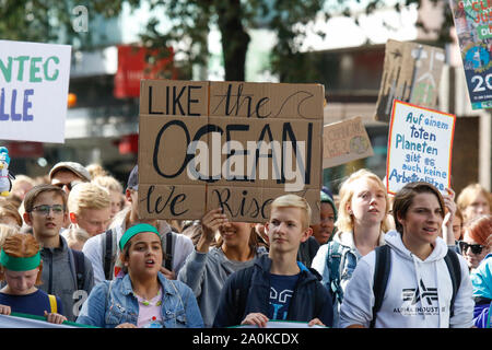 Francoforte, Germania. Xx Settembre 2019. Un manifestante porta un cartello che recita "come l'oceano abbiamo aumento". Oltre 20.000 giovani hanno marciato attraverso Francoforte per protestare contro il cambiamento climatico e per l' introduzione di misure contro di essa. La protesta era parte di un clima globale sciopero che ha avuto luogo in tutto il mondo, compresi in oltre 500 città in Germania. Foto Stock