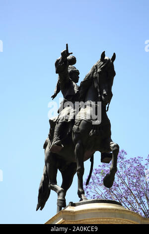 Atene Grecia Statua equestre in bronzo di Theodoros Kolokotronis greca generale nella Guerra di Indipendenza al di fuori del Museo Nazionale di Storia in precedenza Foto Stock