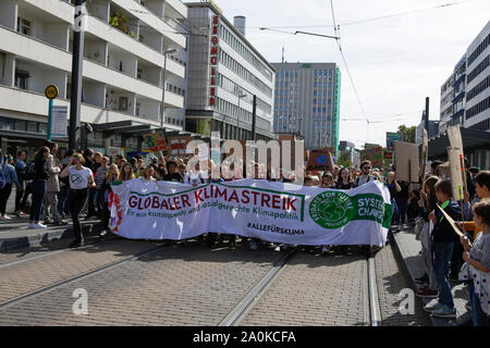 Francoforte, Germania. Xx Settembre 2019. I manifestanti portano il 'Global clima sciopero" banner nella parte anteriore del marzo. Oltre 20.000 giovani hanno marciato attraverso Francoforte per protestare contro il cambiamento climatico e per l' introduzione di misure contro di essa. La protesta era parte di un clima globale sciopero che ha avuto luogo in tutto il mondo, compresi in oltre 500 città in Germania. Foto Stock