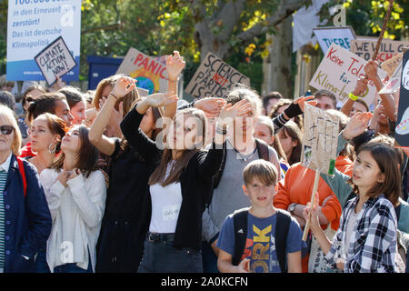 Francoforte, Germania. Xx Settembre 2019. Gli attivisti celebrare con musica dopo il mese di marzo. Oltre 20.000 giovani hanno marciato attraverso Francoforte per protestare contro il cambiamento climatico e per l' introduzione di misure contro di essa. La protesta era parte di un clima globale sciopero che ha avuto luogo in tutto il mondo, compresi in oltre 500 città in Germania. Foto Stock