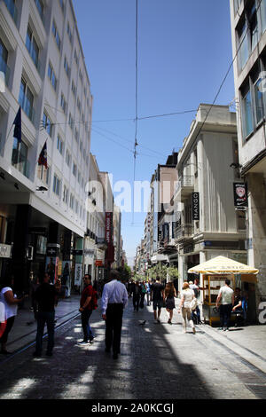 Atene Grecia Ermou Street People Shopping Foto Stock