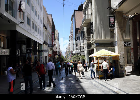 Atene Grecia Ermou Street People Shopping Foto Stock