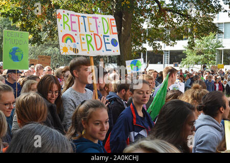 Giovani Demonstrants con segni di protesta raccolta durante il clima globale sciopero in Heidelberg, Germania Foto Stock