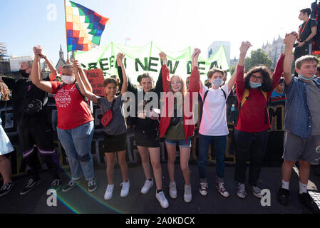 Londra, Regno Unito. Xx Settembre, 2019. I dimostranti prendere parte del clima globale sciopero protesta nel centro di Londra, Regno Unito, sul Sett. 20, 2019. Credito: Xinhua/Alamy Live News Foto Stock
