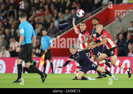 Southampton, Regno Unito. Xx Settembre 2019. Pierre-Emile Hojbjerg e Oriol Romeu di Southampton in azione con Harry Wilson durante il match di Premier League tra Southampton e Bournemouth presso il St Mary's Stadium, Southampton venerdì 20 settembre 2019. (Credit: Jon Bromley | MI News) La fotografia può essere utilizzata solo per il giornale e/o rivista scopi editoriali, è richiesta una licenza per uso commerciale Credito: MI News & Sport /Alamy Live News Foto Stock