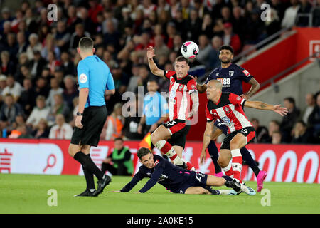 Southampton, Regno Unito. Xx Settembre 2019. Pierre-Emile Hojbjerg e Oriol Romeu di Southampton in azione con Harry Wilson durante il match di Premier League tra Southampton e Bournemouth presso il St Mary's Stadium, Southampton venerdì 20 settembre 2019. (Credit: Jon Bromley | MI News) La fotografia può essere utilizzata solo per il giornale e/o rivista scopi editoriali, è richiesta una licenza per uso commerciale Credito: MI News & Sport /Alamy Live News Foto Stock