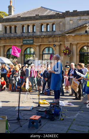 Una signora di affrontare le sue preoccupazioni sui problemi globali e climatici durante il continuo global strike a Wells Market Place Foto Stock