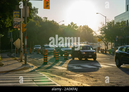 La mattina presto su Bloor e Sherbourne street durante i primi anni e ancora sunny rientrano in Toronto. Presto sarà freddo e cupo :( Foto Stock