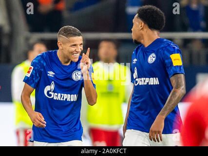 Gelsenkirchen (Germania). Xx Settembre, 2019. Calcio: Prima Bundesliga, FC Schalke 04 - FSV Mainz 05, quinta giornata: Schalkes Harit ammina (l) è contento dopo la sua presentazione a 1:0. Diritto Schalkes Weston McKennie. Credito: David Inderlied/dpa - NOTA IMPORTANTE: In conformità con i requisiti del DFL Deutsche Fußball Liga o la DFB Deutscher Fußball-Bund, è vietato utilizzare o hanno utilizzato fotografie scattate allo stadio e/o la partita in forma di sequenza di immagini e/o video-come sequenze di foto./dpa/Alamy Live News Foto Stock