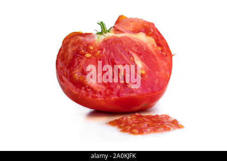 Il processo manuale di semi di pomodoro isolato di estrazione su bianco Foto Stock