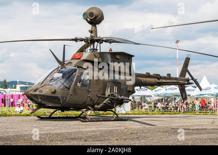 Sliac / Slovacchia - Agosto 3, 2019: croata Air Force Bell OH-58D Kiowa Warrior 324 elicottero d'assalto visualizzazione statica a SIAF slovacca aria internazionale Foto Stock