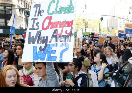 La città di New York, New York, Stati Uniti d'America. Xx Settembre, 2019. Grande folla di studenti la numerazione in decine di migliaia di persone hanno aderito altri clima riguardano gli attivisti in tutto il mondo su 20 Sep, 2019, in Foley Square Manhattan per un rally e da marzo a Battery Park in Manhattan inferiore in un clima sciopero ispirata dal clima svedese Greta attivista Thunberg, che si rivolse al grande raduno. Credito: G. Ronald Lopez/ZUMA filo/Alamy Live News Foto Stock