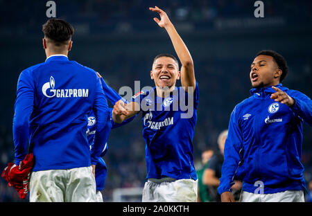 Gelsenkirchen (Germania). Xx Settembre, 2019. Calcio: Prima Bundesliga, FC Schalke 04 - FSV Mainz 05, Giornata 5: Schalkes Harit ammina (medio) cheers dopo il fischio finale. Diritto Weston McKennie. Credito: David Inderlied/dpa - NOTA IMPORTANTE: In conformità con i requisiti del DFL Deutsche Fußball Liga o la DFB Deutscher Fußball-Bund, è vietato utilizzare o hanno utilizzato fotografie scattate allo stadio e/o la partita in forma di sequenza di immagini e/o video-come sequenze di foto./dpa/Alamy Live News Foto Stock