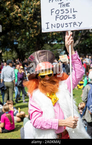 Sydney, uomo protestor in costume con barba finta targhetta tiene a Sydney i cambiamenti climatici colpiscono rally Foto Stock