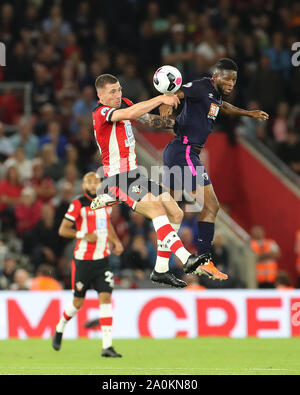 Southampton, Regno Unito. Xx Settembre 2019. Cedric Soares di Southampton contesta una testata con Bournemouth's Philip la fatturazione durante il match di Premier League tra Southampton e Bournemouth presso il St Mary's Stadium, Southampton venerdì 20 settembre 2019. (Credit: Jon Bromley | MI News) La fotografia può essere utilizzata solo per il giornale e/o rivista scopi editoriali, è richiesta una licenza per uso commerciale Credito: MI News & Sport /Alamy Live News Foto Stock