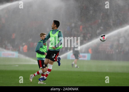 Southampton, Regno Unito. Xx Settembre 2019. Maya Yoshidaof Southampton si riscalda durante il match di Premier League tra Southampton e Bournemouth presso il St Mary's Stadium, Southampton venerdì 20 settembre 2019. (Credit: Jon Bromley | MI News) La fotografia può essere utilizzata solo per il giornale e/o rivista scopi editoriali, è richiesta una licenza per uso commerciale Credito: MI News & Sport /Alamy Live News Foto Stock