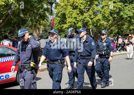 Australia Sydney, Nuovo Galles del Sud di ordine pubblico e di squadra antisommossa funzionari di polizia per mantenere l'ordine durante il cambiamento climatico sciopero protesta a Sydney Foto Stock